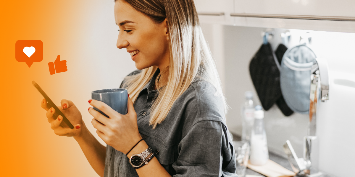 Weibliche Person mit Kaffeetasse blick auf ein Mobiltelefon